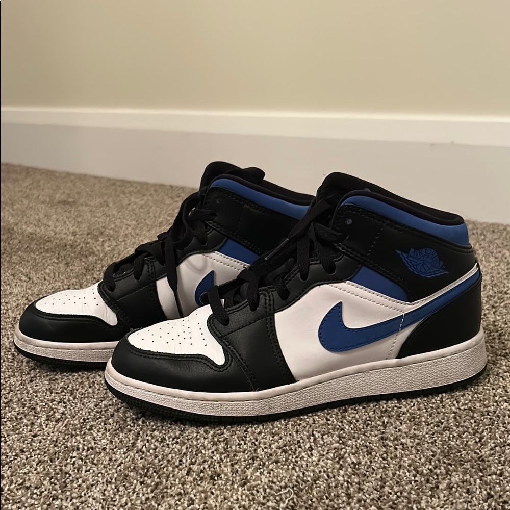 Nike high top jordan’s Black and Blue